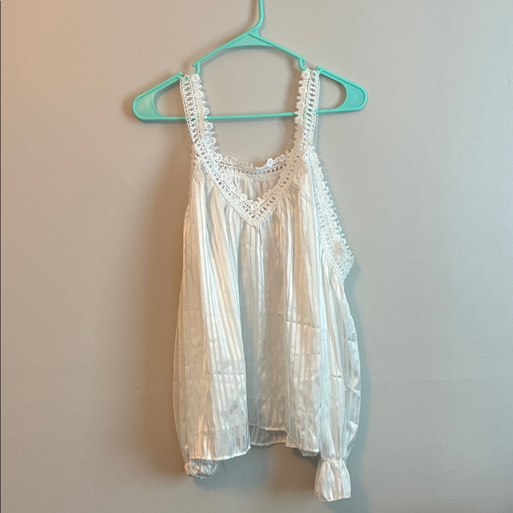 Women’s white top size medium